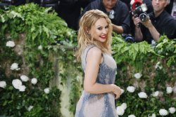 Kylie Minogue preps for photoshoots in 'Lights Camera Action' video