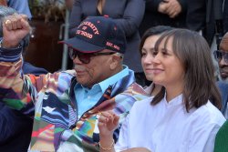 Rashida Jones accepts late dad Quincy's honorary Oscar