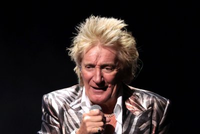 Rod Stewart to headline 'Legend' slot at Glastonbury festival